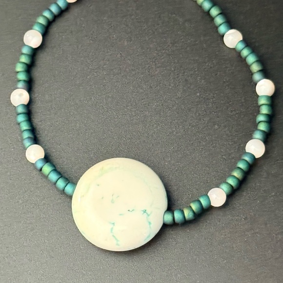 Elegant Green and White Beaded Necklace - Picture 2 of 2